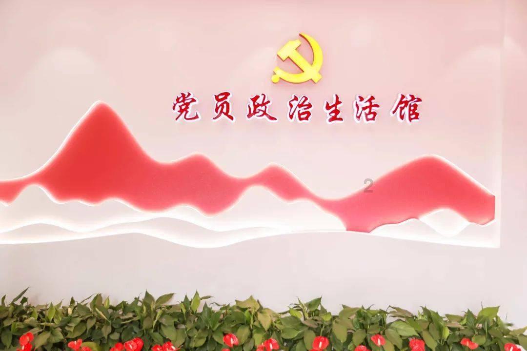 琳娜整理房间