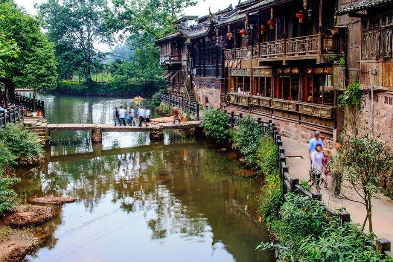 父母放权娃管钱，岂料信任被辜负，现场画面
